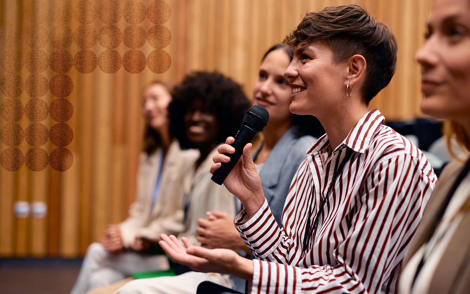 Mulheres participando de um encontro de negócios